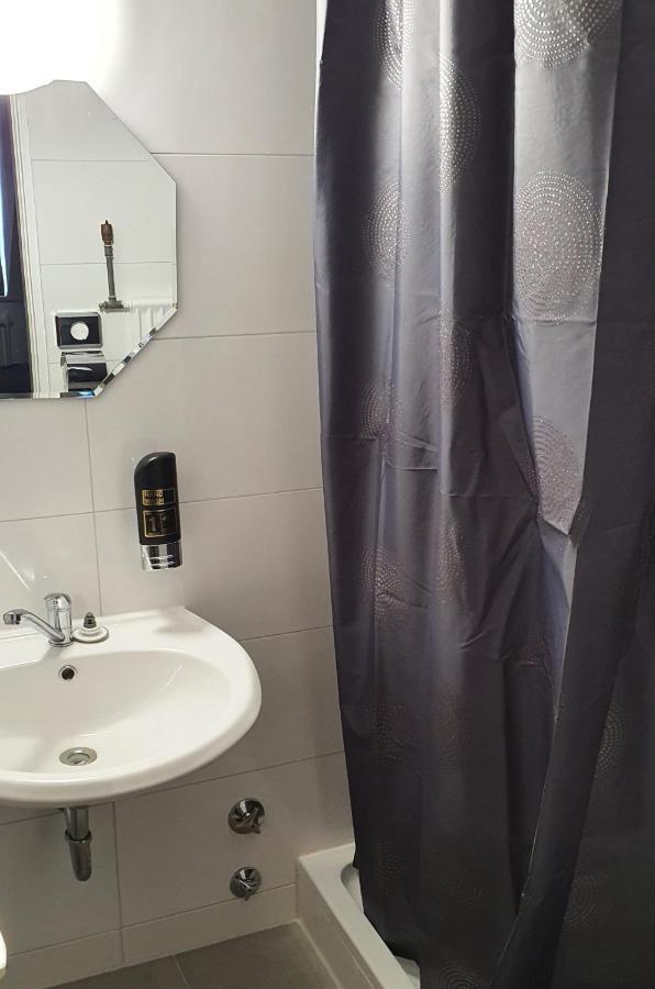 Hotel Berkut Фюрт Экстерьер фото